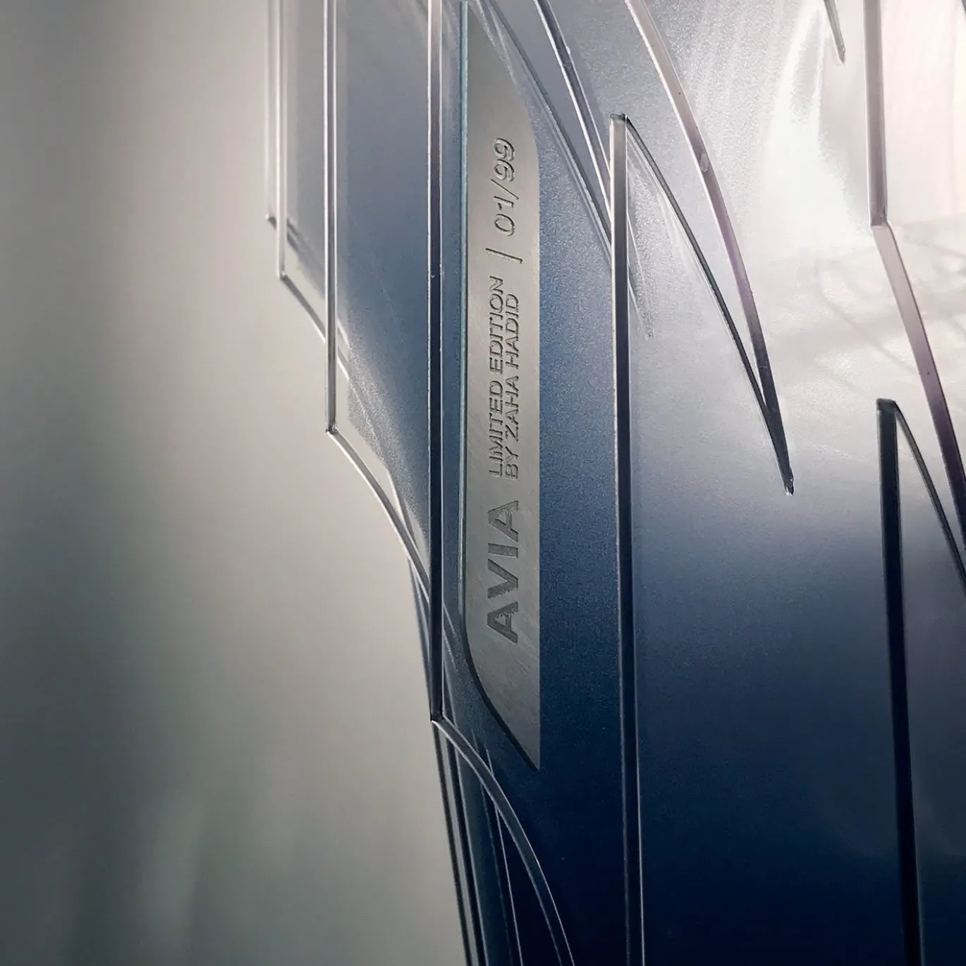 Sospensione Avia Edition M Blue di Zaha Hadid