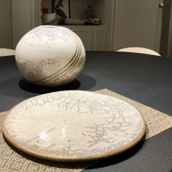 Sottopiatto Decorativo Bianco Raku con Bordo Dorato
