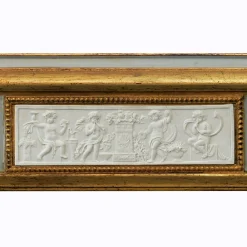 Specchio da parete classico dorato con placchette in porcellana biscuit di Capodimonte