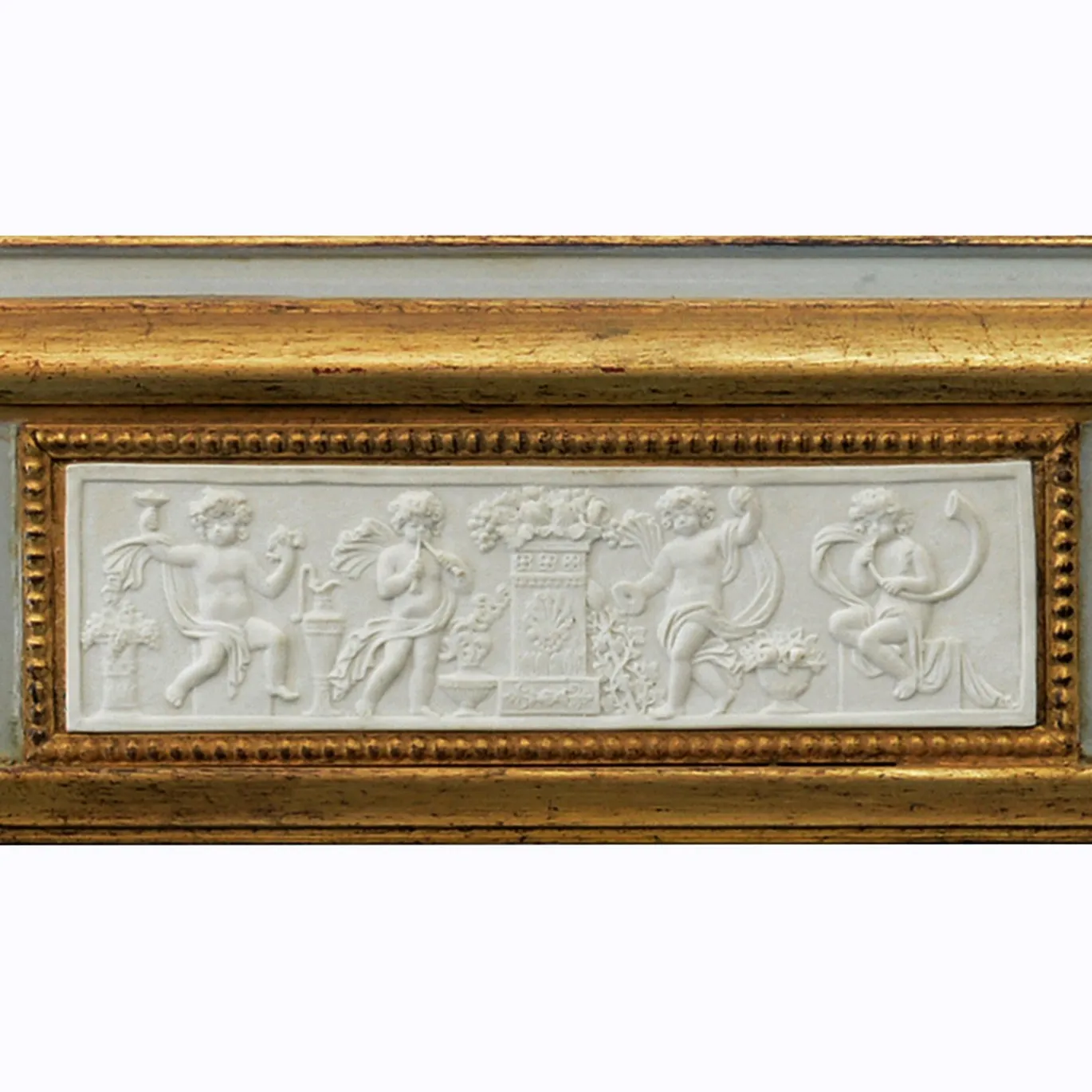 Specchio da parete classico dorato con placchette in porcellana biscuit di Capodimonte