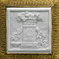 Specchio da parete classico dorato con placchette in porcellana biscuit di Capodimonte