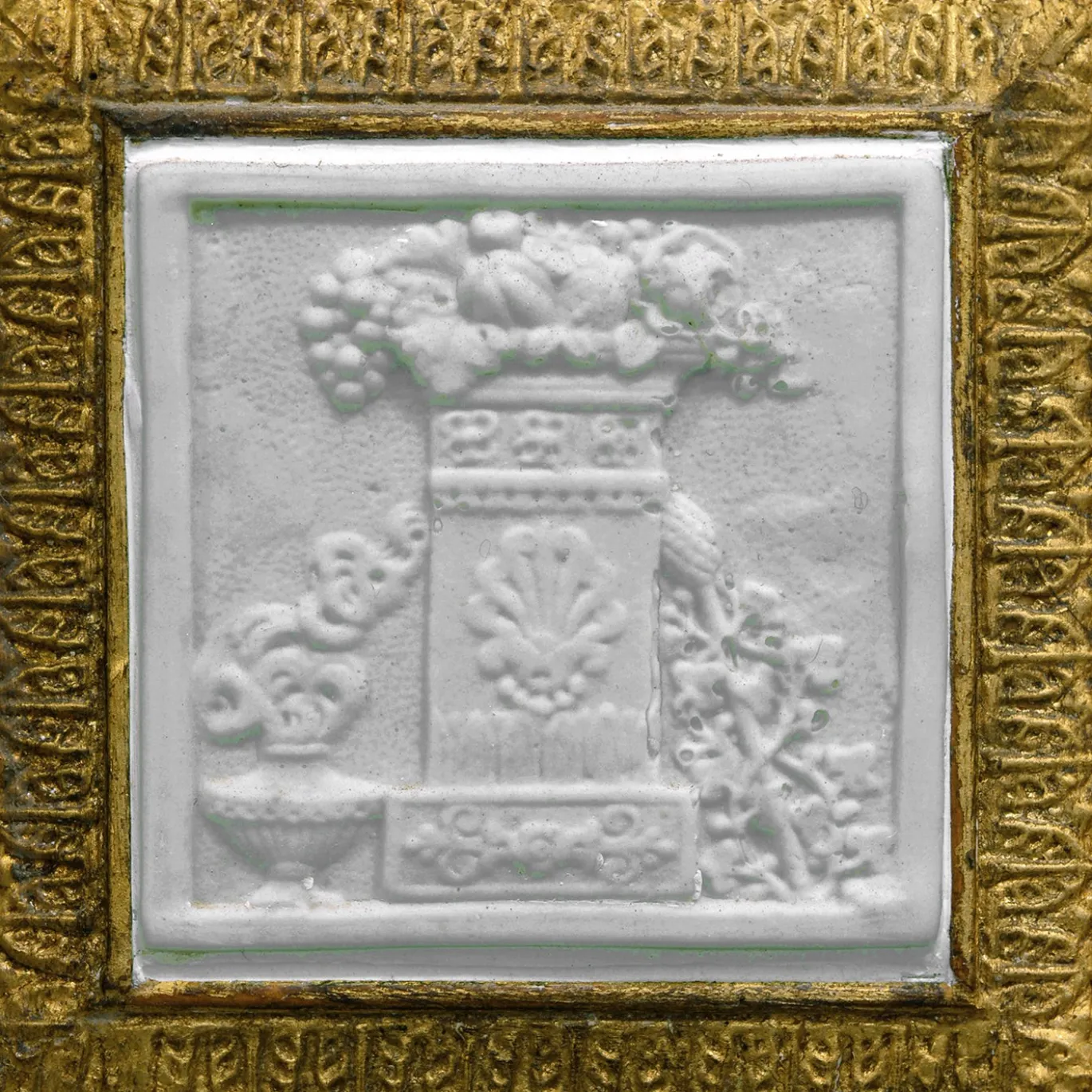 Specchio da parete classico dorato con placchette in porcellana biscuit di Capodimonte