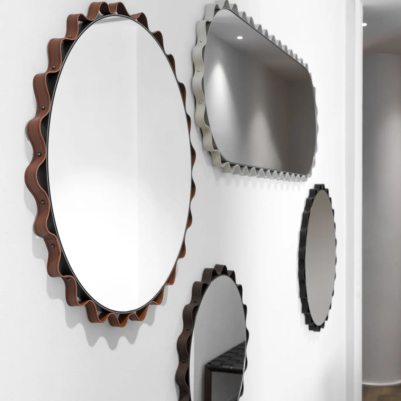 Specchio da Parete Glimt Rotondo in Pelle Marrone