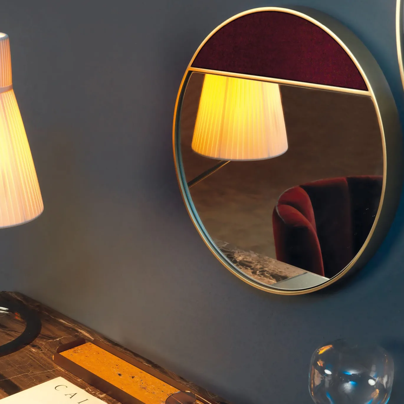 Specchio da parete Half Moon medio in ottone