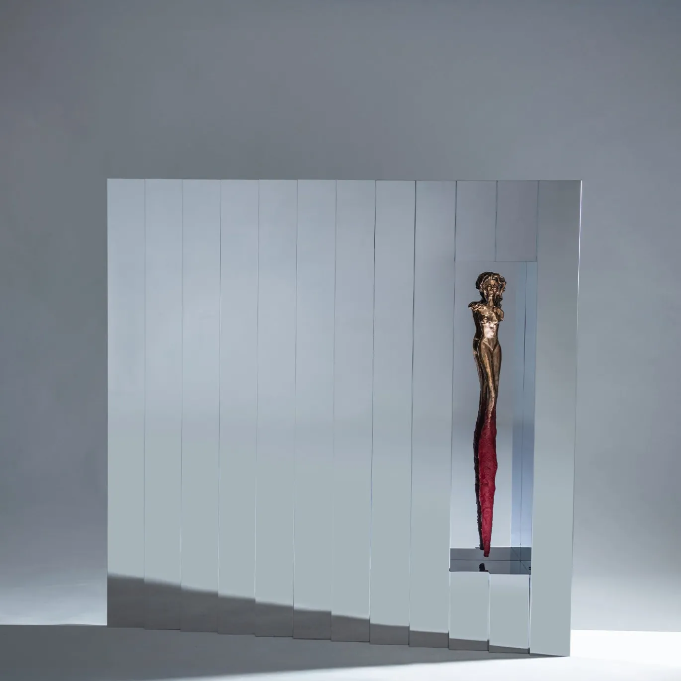 Specchio da parete Mirage con scultura in bronzo e acciaio argento