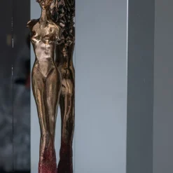 Specchio da parete Mirage con scultura in bronzo e acciaio argento