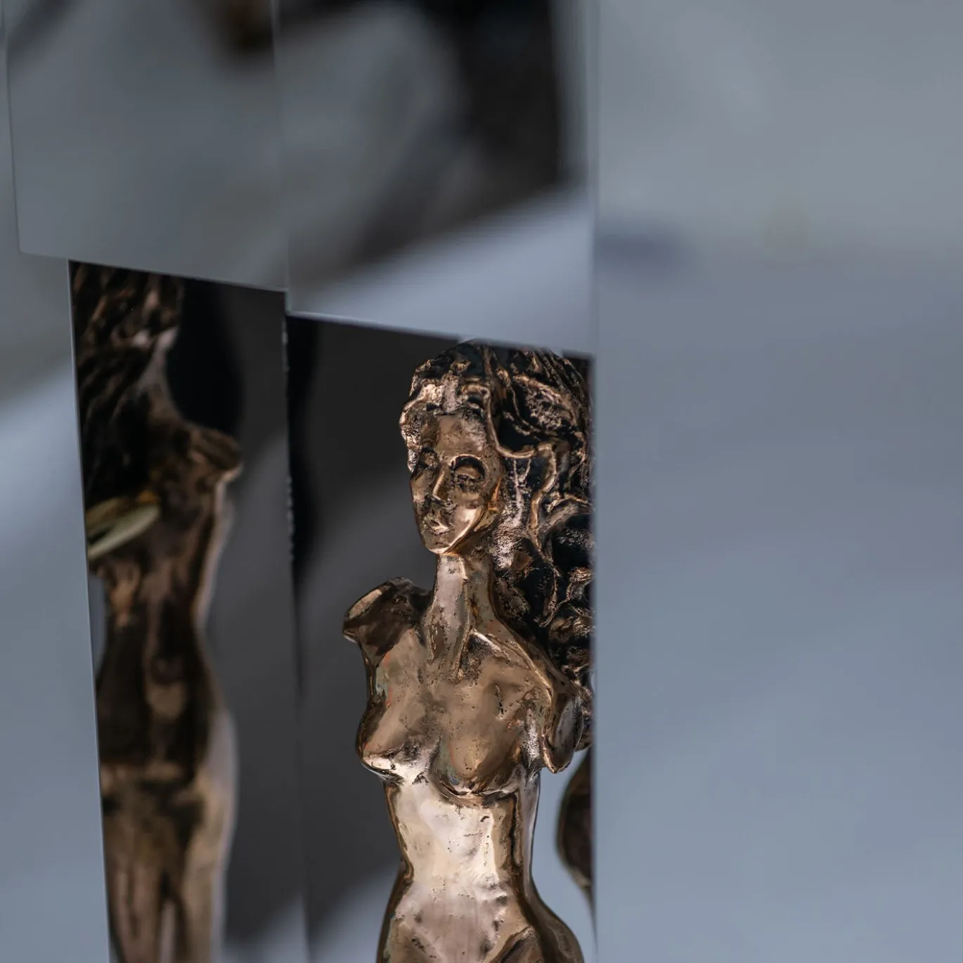 Specchio da parete Mirage con scultura in bronzo e acciaio argento
