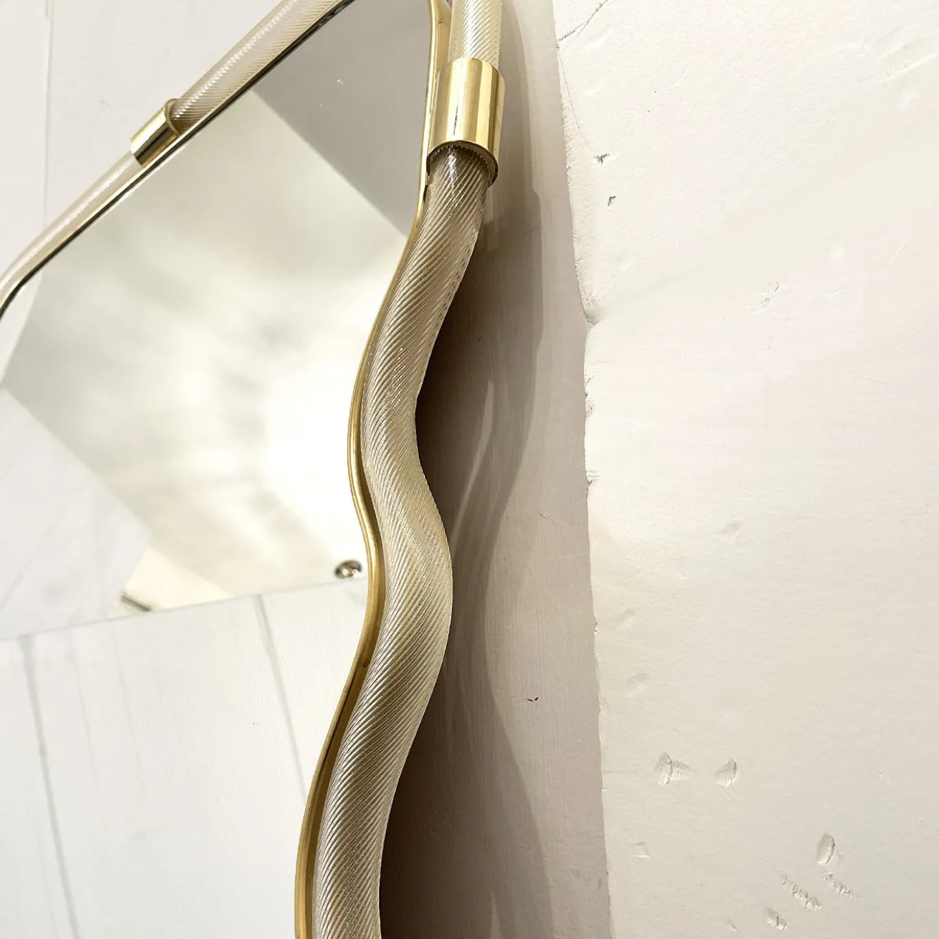 Specchio da parete Torciglione in vetro dorato