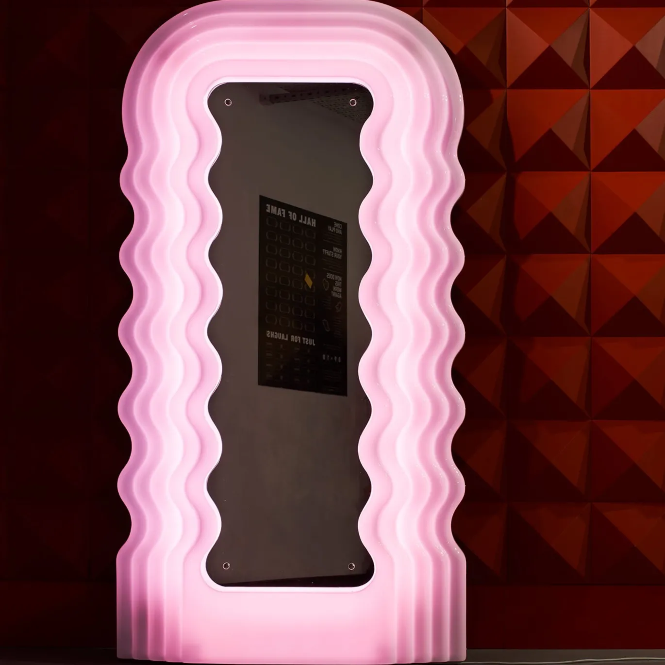 Specchio da Terra e Lampada Ultrafragola in Opalina Rosa di Ettore Sottsass