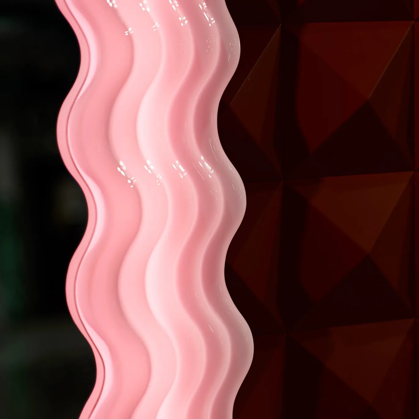 Specchio da Terra e Lampada Ultrafragola in Opalina Rosa di Ettore Sottsass