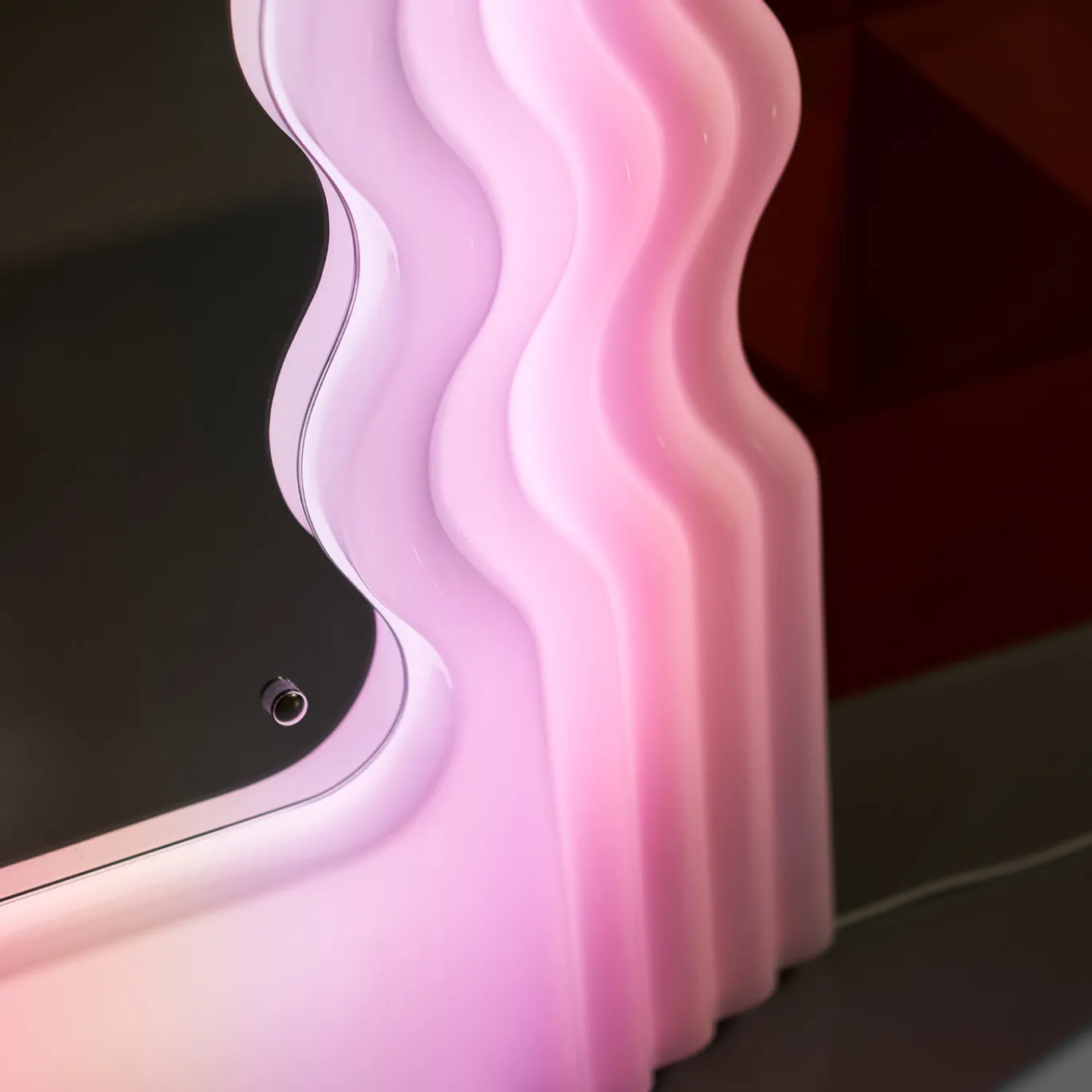 Specchio da Terra e Lampada Ultrafragola in Opalina Rosa di Ettore Sottsass