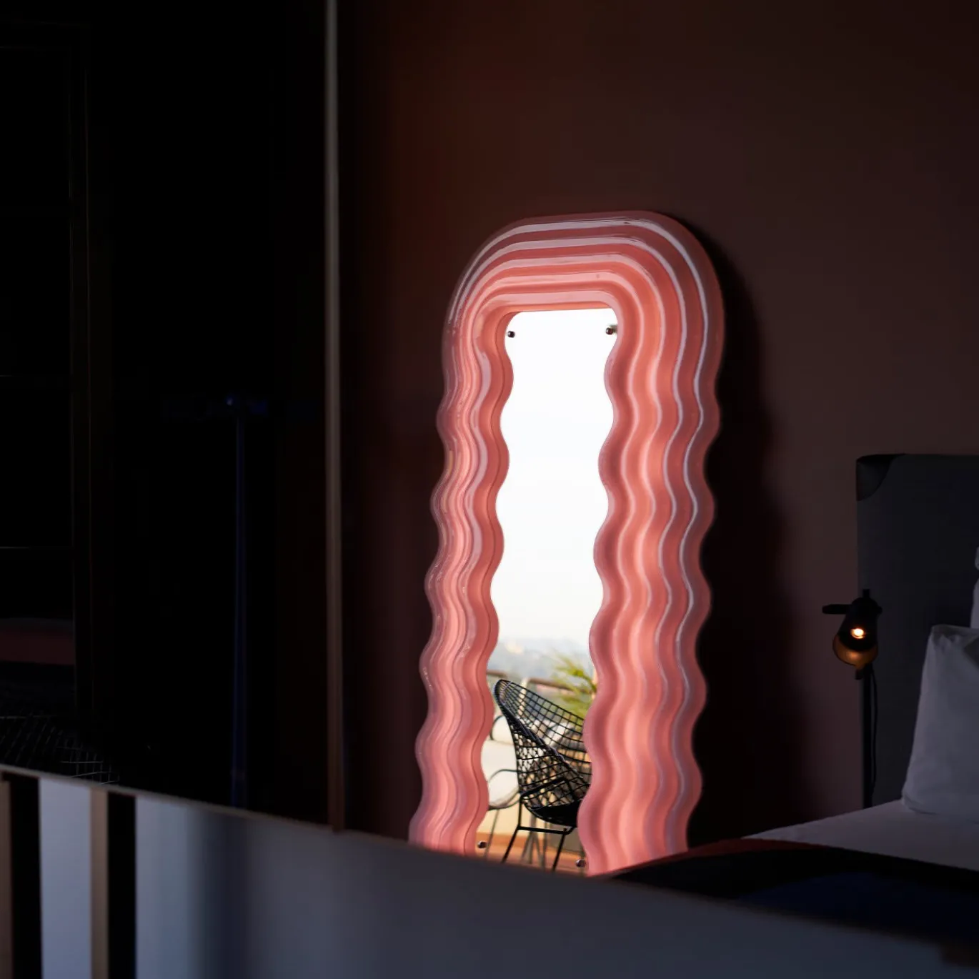 Specchio da Terra e Lampada Ultrafragola in Opalina Rosa di Ettore Sottsass