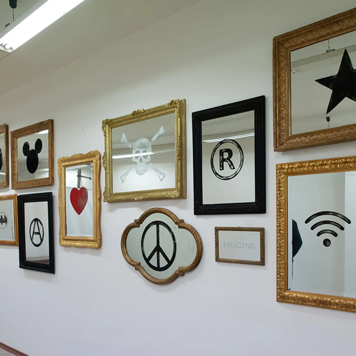 Specchio N.11 Peace Sign Mirror