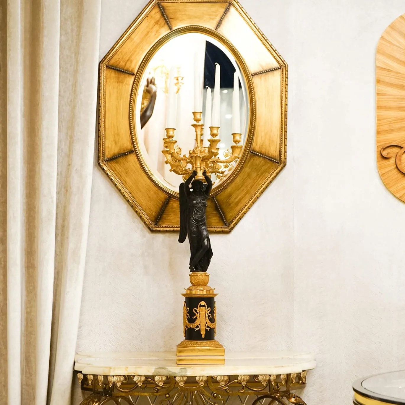 Specchio ovale con cornice ottagonale dorata