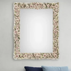 Specchio rettangolare con rose in porcellana di Capodimonte e finitura laccata bianco porcellana