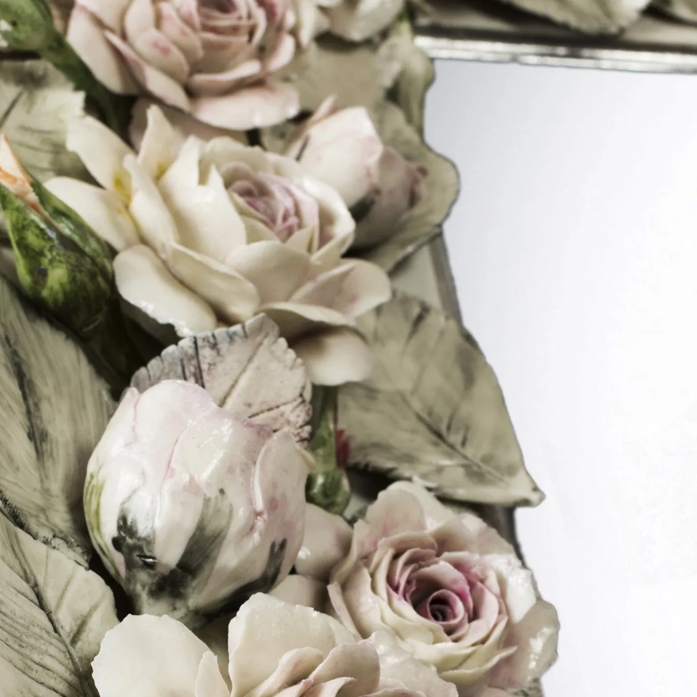 Specchio rettangolare con rose in porcellana di Capodimonte e finitura laccata bianco porcellana
