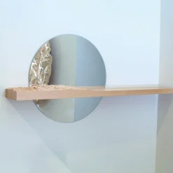 Specchio topografico con mensola Mezzocielo in faggio di Riccardo Vendramin