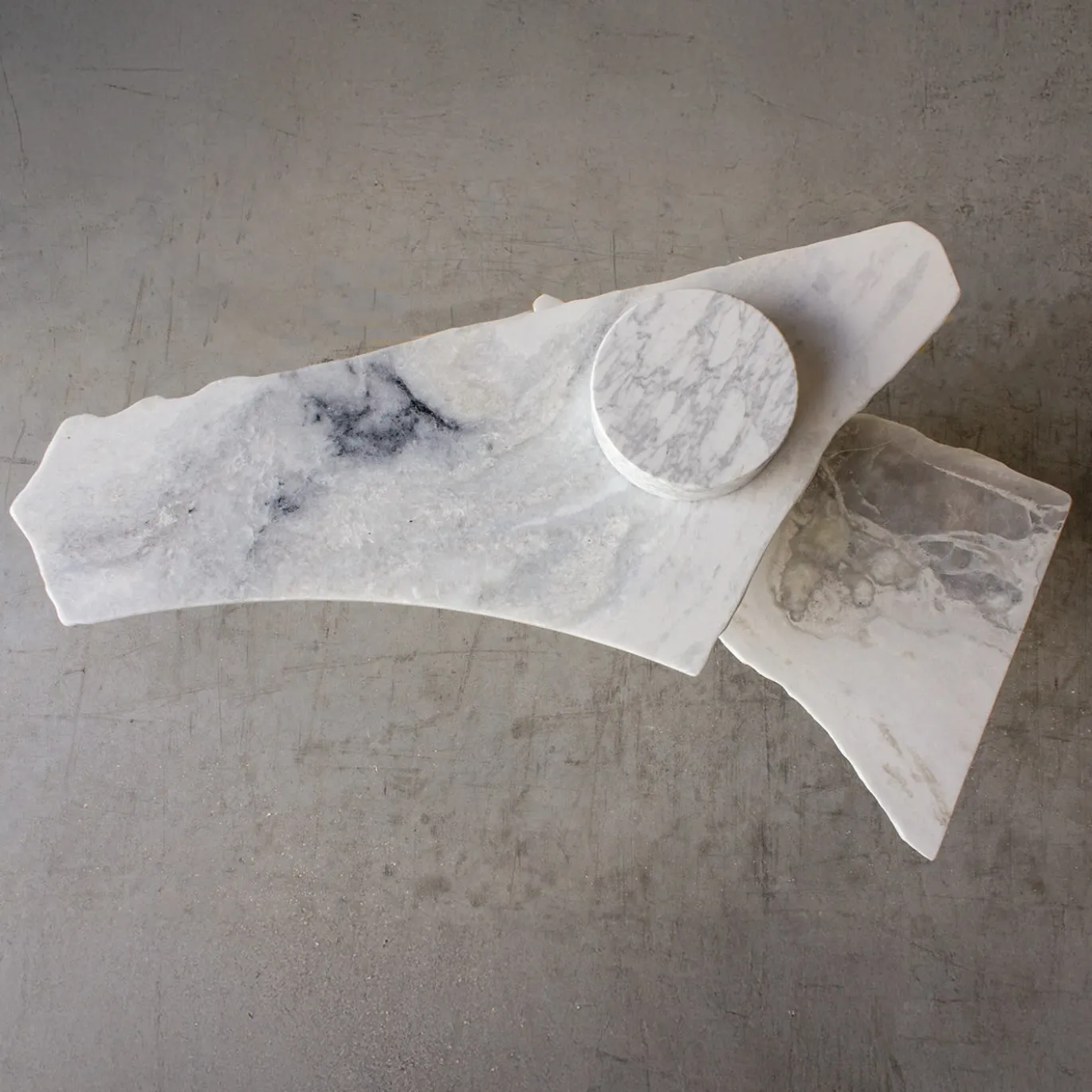 SST025 Tavolino scultoreo in marmo bianco Dover e cielo Namibia