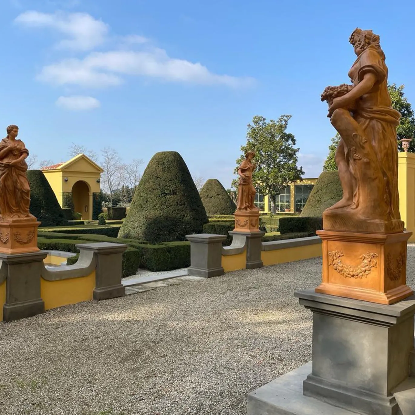 Statua Primavera in terracotta con base festonata