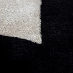 Tappeto Blocks in Ebony and White di Keith Pillow da Daaa Haus