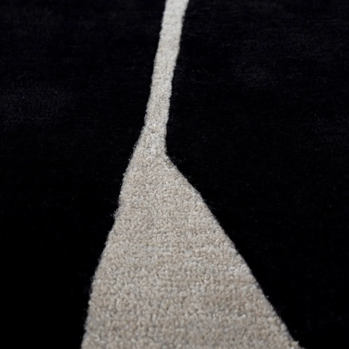 Tappeto Cross Section Ebony White di Keith Pillow da Daaa Haus