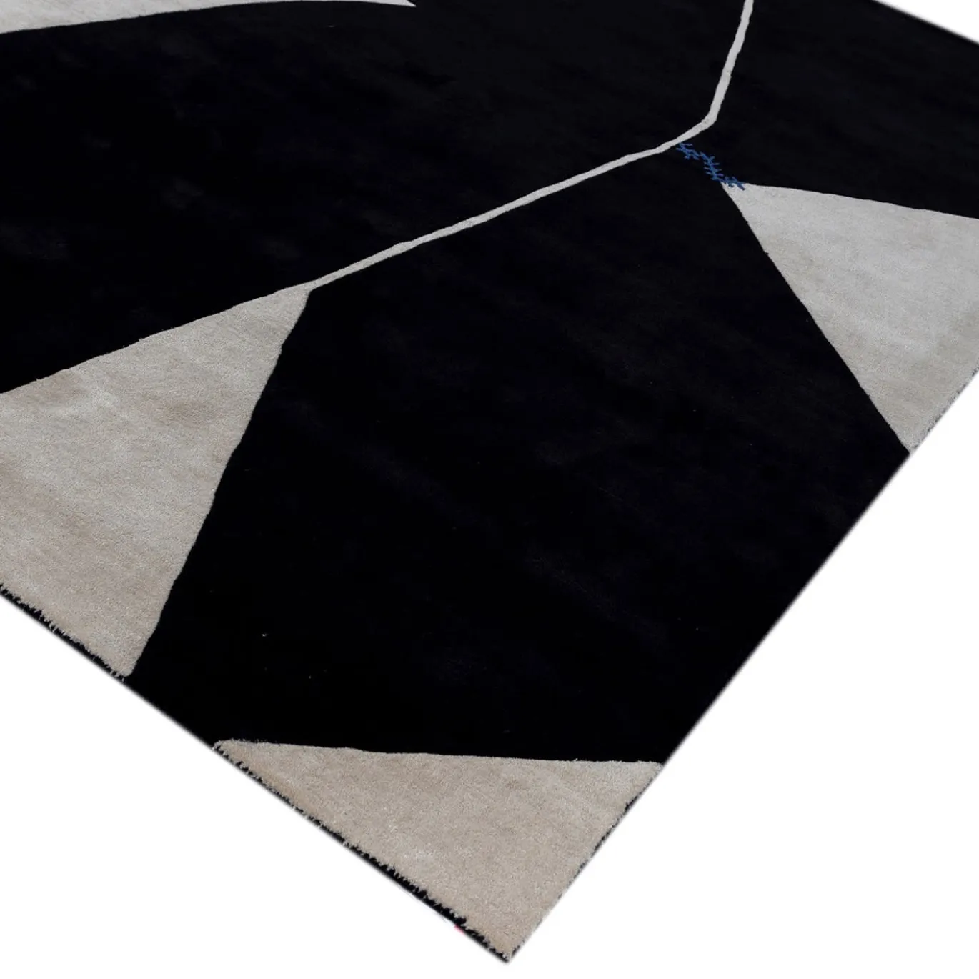 Tappeto Cross Section Ebony White di Keith Pillow da Daaa Haus