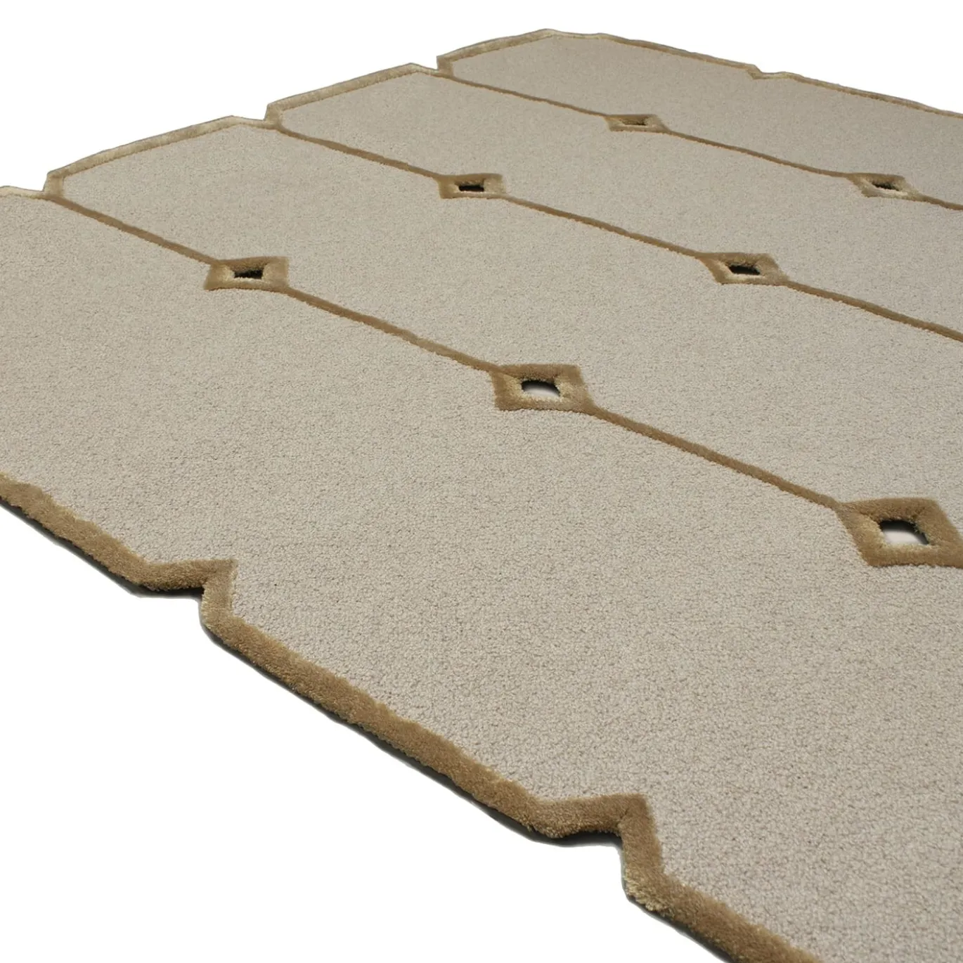 Tappeto Cut Out Beige in lana della Nuova Zelanda e tencel di Marcante-Testa