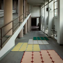 Tappeto Cut Out Beige in lana della Nuova Zelanda e tencel di Marcante-Testa