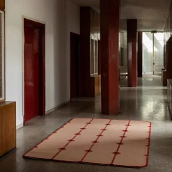Tappeto Cut Out in lana della Nuova Zelanda e tencel rosa pallido di Marcante-Testa