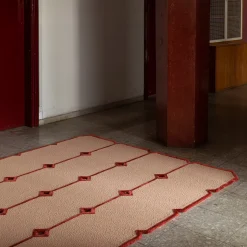 Tappeto Cut Out in lana della Nuova Zelanda e tencel rosa pallido di Marcante-Testa