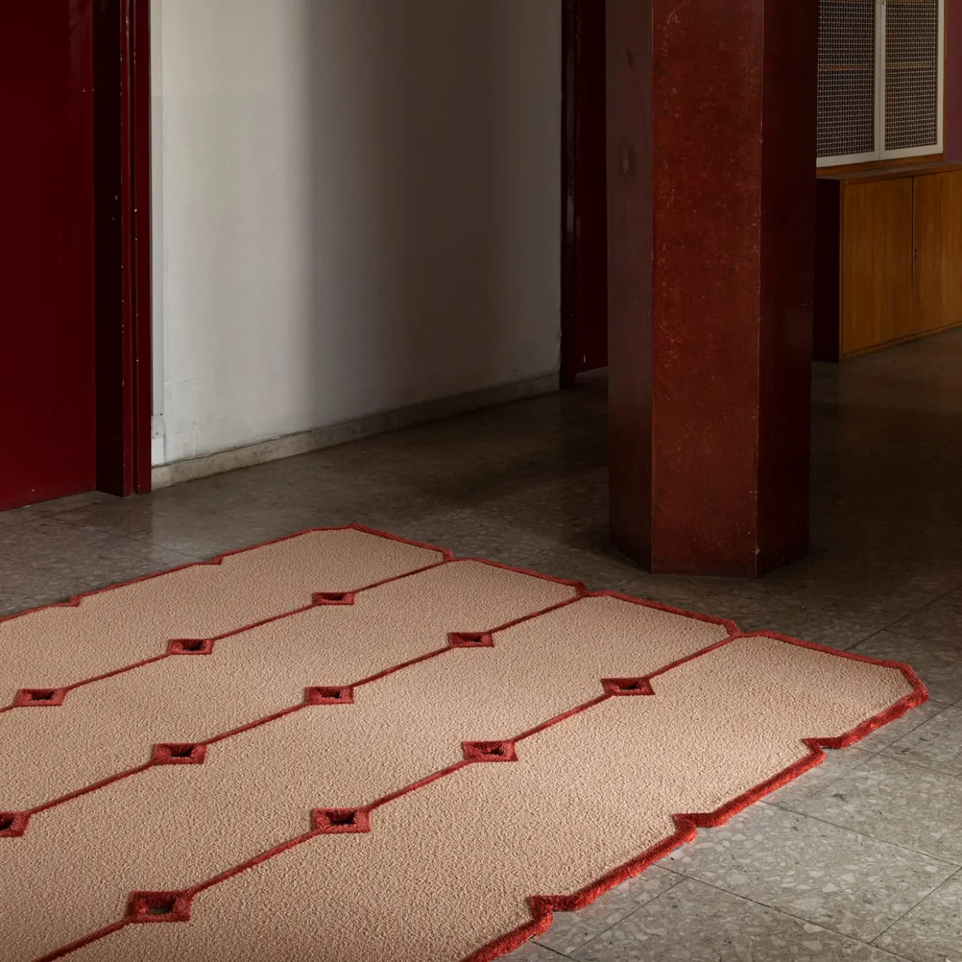 Tappeto Cut Out in lana della Nuova Zelanda e tencel rosa pallido di Marcante-Testa