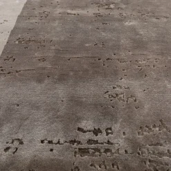 Tappeto in lana dai toni grigi e bianchi classici