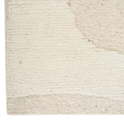 Tappeto in lana nei toni crema naturale e bianco neve