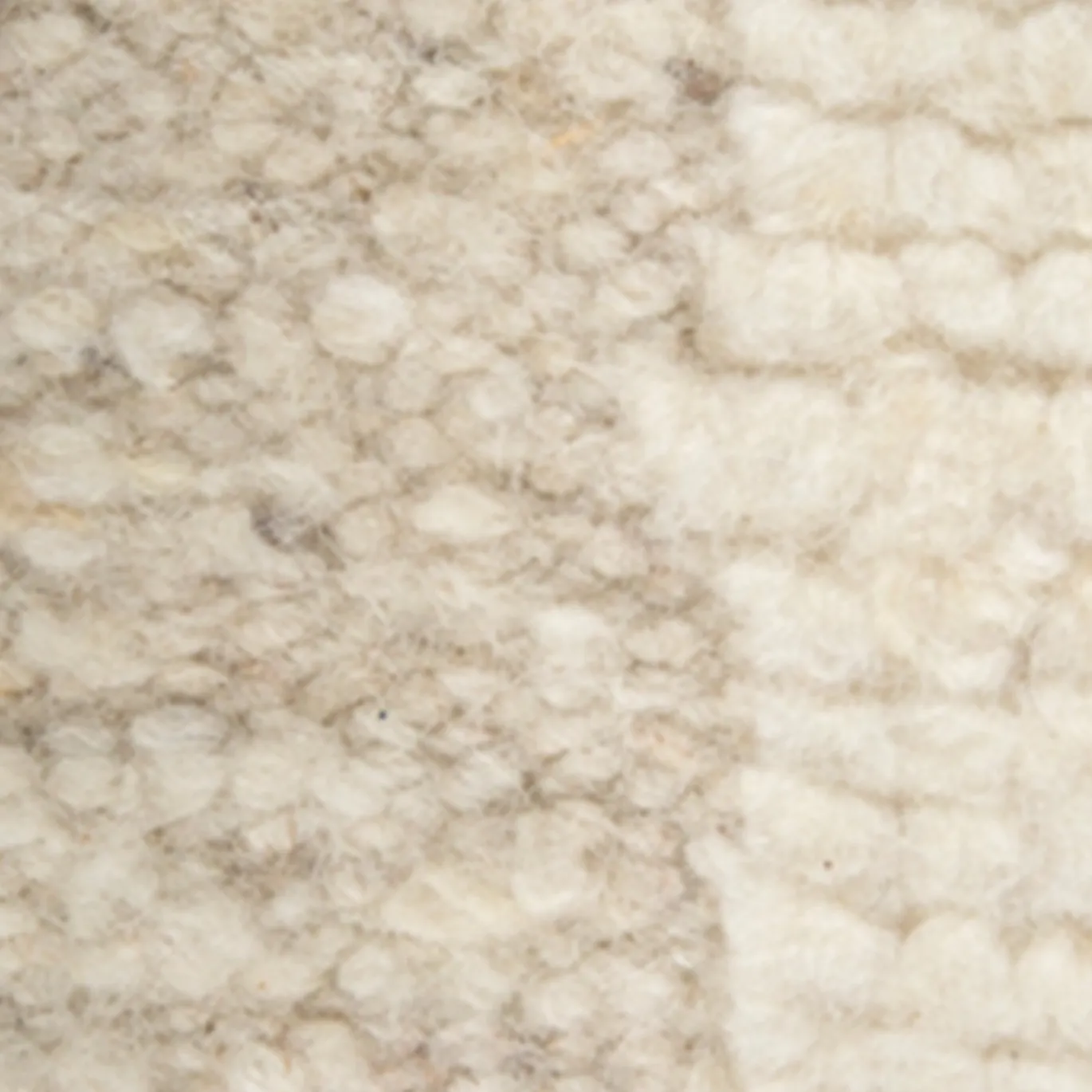Tappeto in lana nei toni crema naturale e bianco neve