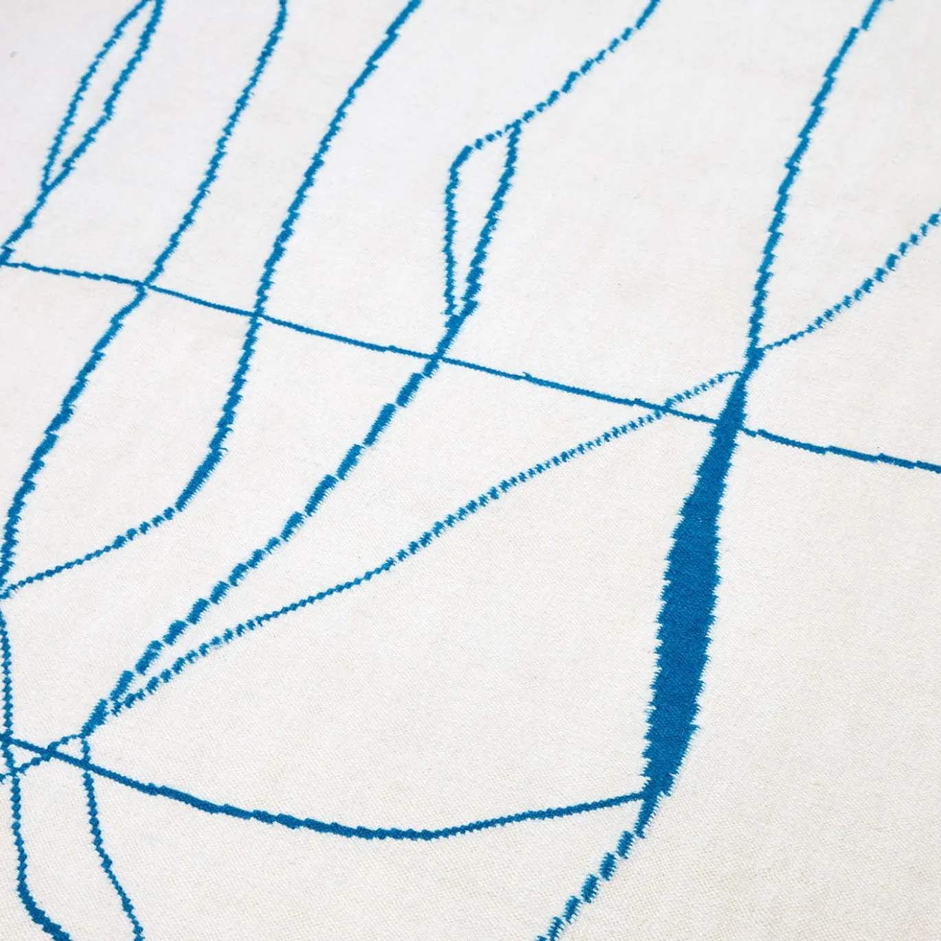 Tappeto in lana Ravie Rouge bianco con motivo a righe blu