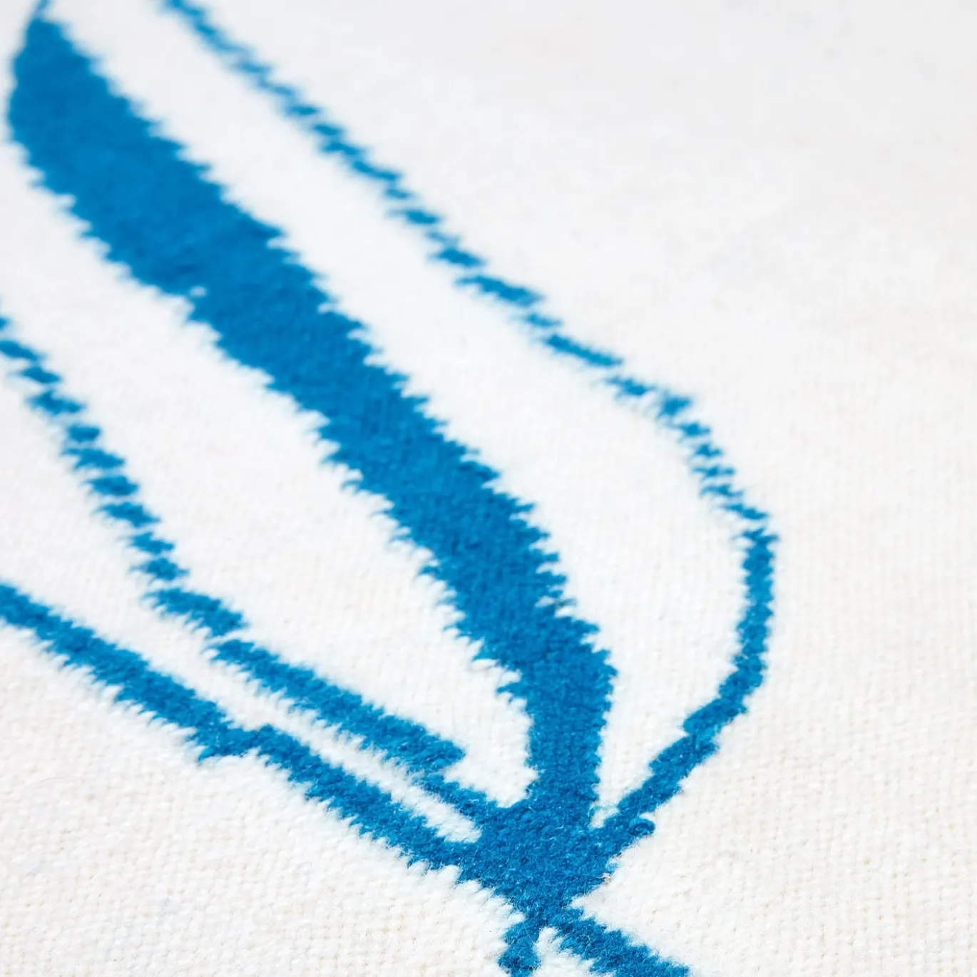Tappeto in lana Ravie Rouge bianco con motivo a righe blu