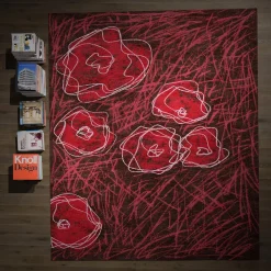Tappeto in lana rossa fatto a mano con motivo floreale Room for Ritual