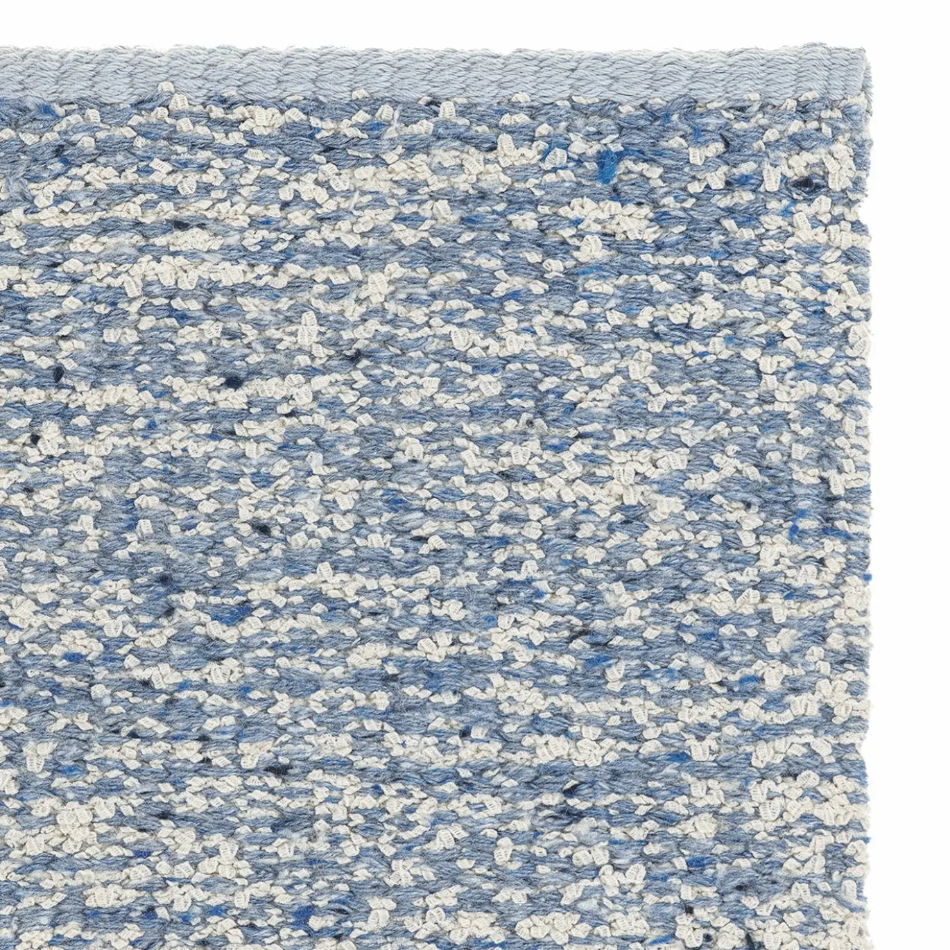 Tappeto Iris in seta e viscosa azzurro di Ignacia Murtagh