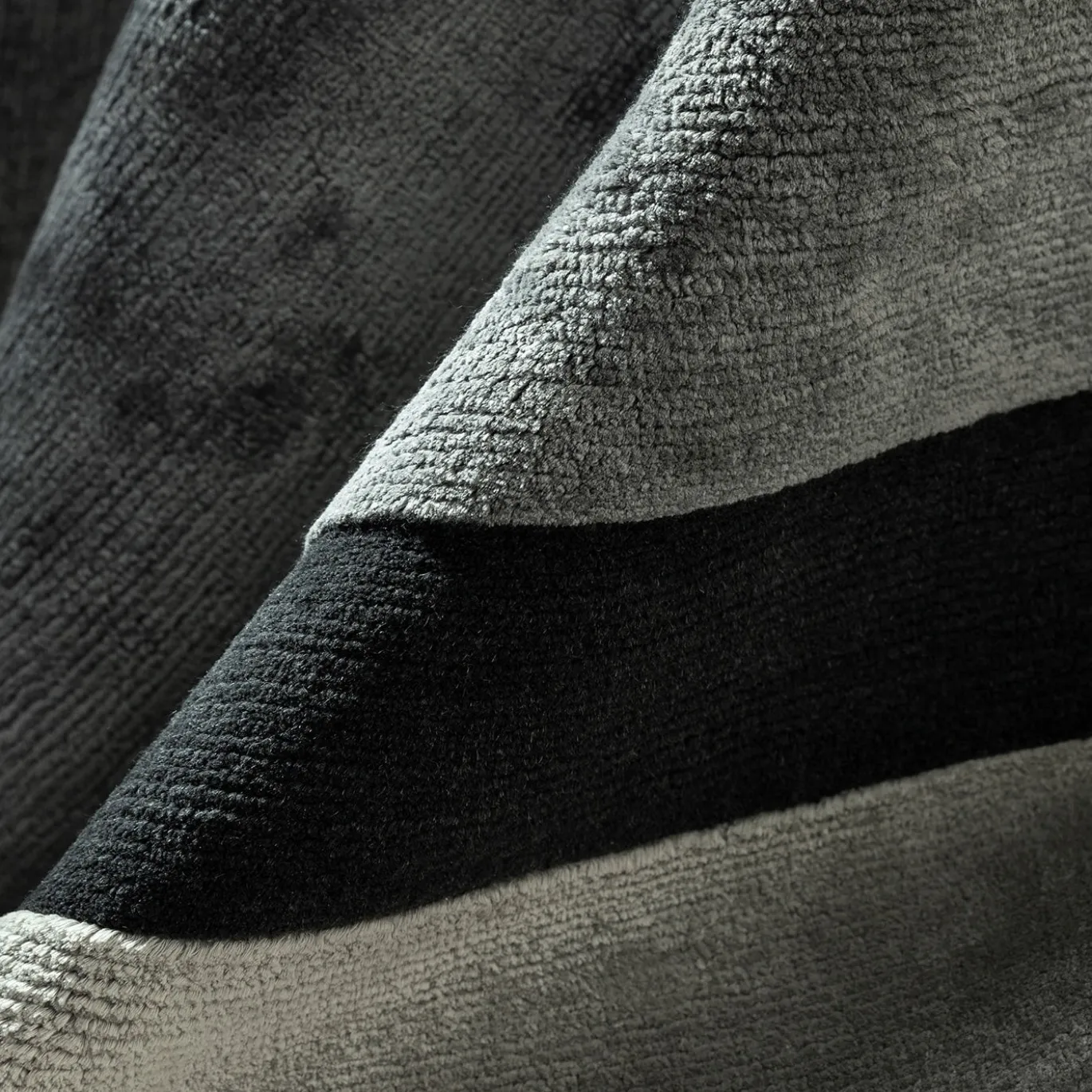 Tappeto Island Black Pepper #12 di Dainelli Studio