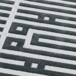 Tappeto Labirinto in lana della Nuova Zelanda e tencel grigio di Ken Scott
