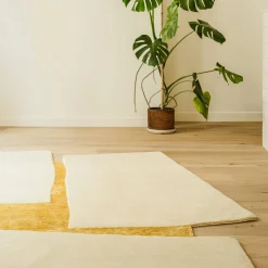 Tappeto Lettera Aperta Beige e Giallo Annodato a Mano