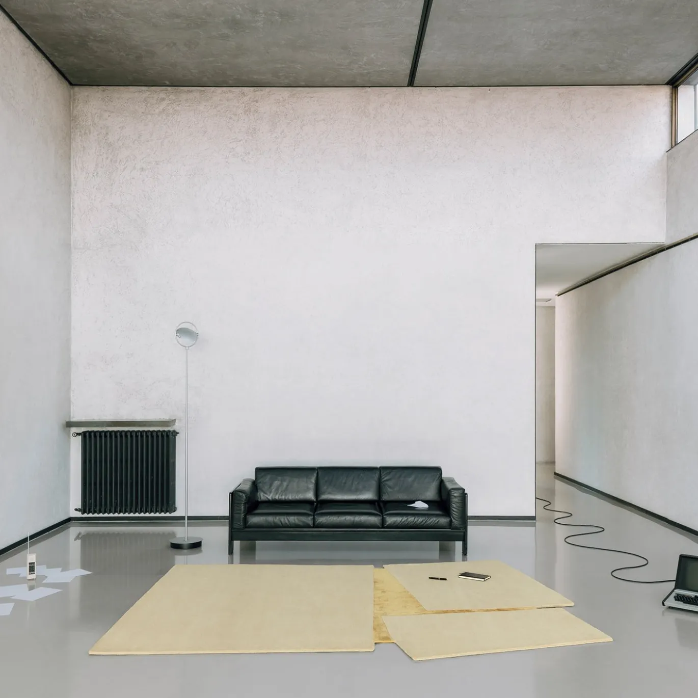 Tappeto Lettera Aperta Beige e Giallo Annodato a Mano