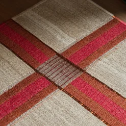 Tappeto Lina in Tonalità Scarlatto, Terracotta e Rame di Nina Litchfield