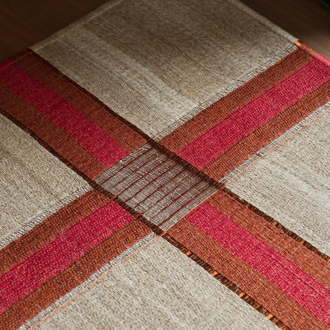 Tappeto Lina in Tonalità Scarlatto, Terracotta e Rame di Nina Litchfield