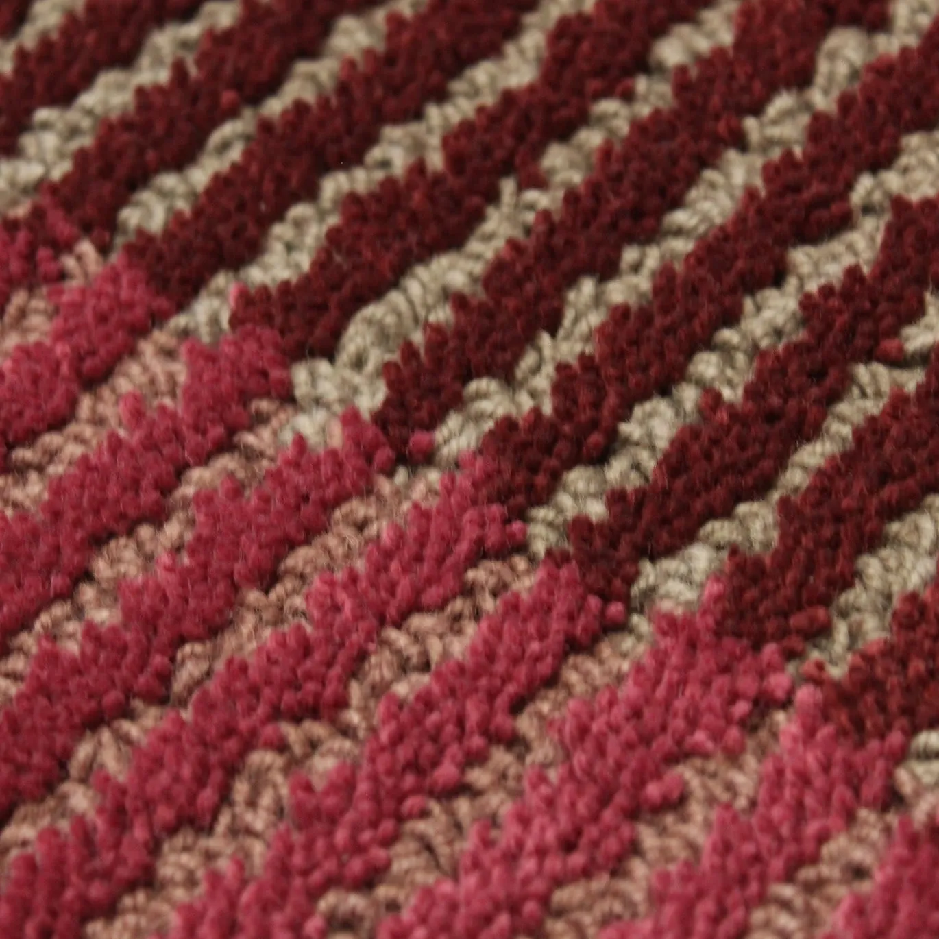 Tappeto Selce #4 Emathite Red di Studio Salaris