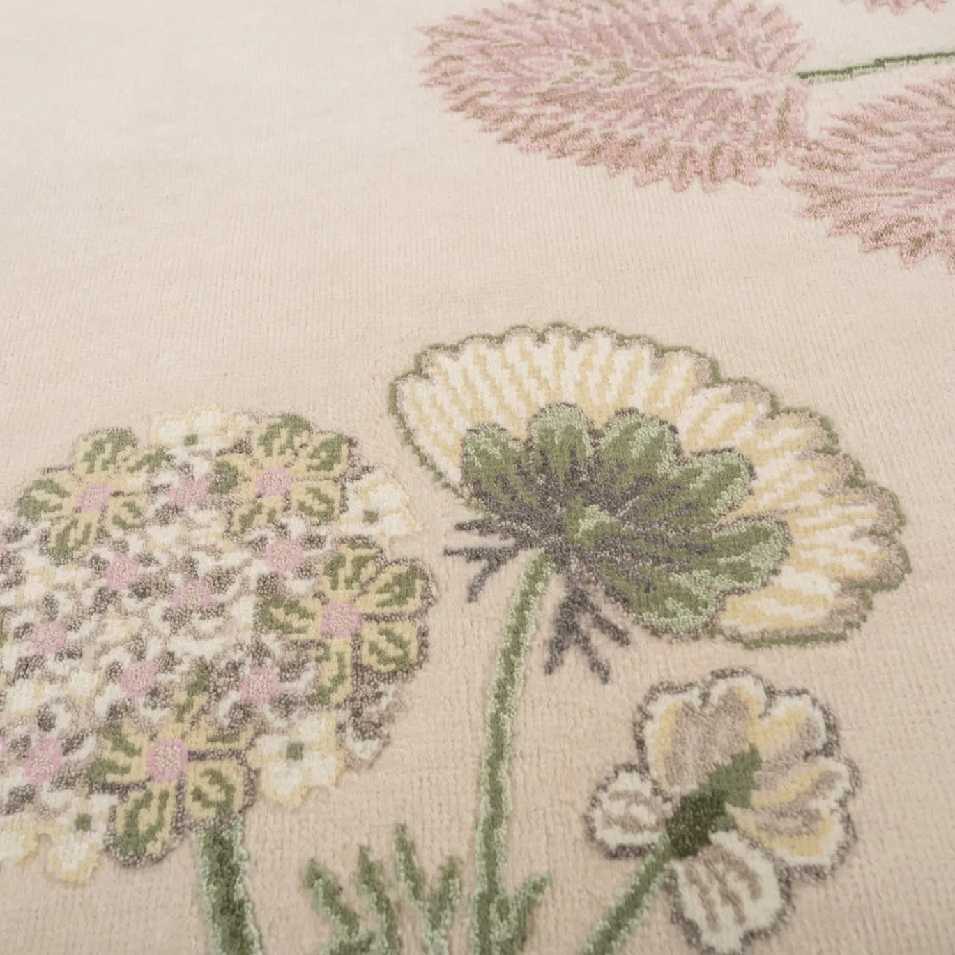 Tappeto The Flower Meadow Annodato a Mano in Lana e Cotone di Tatiana de Nicolay