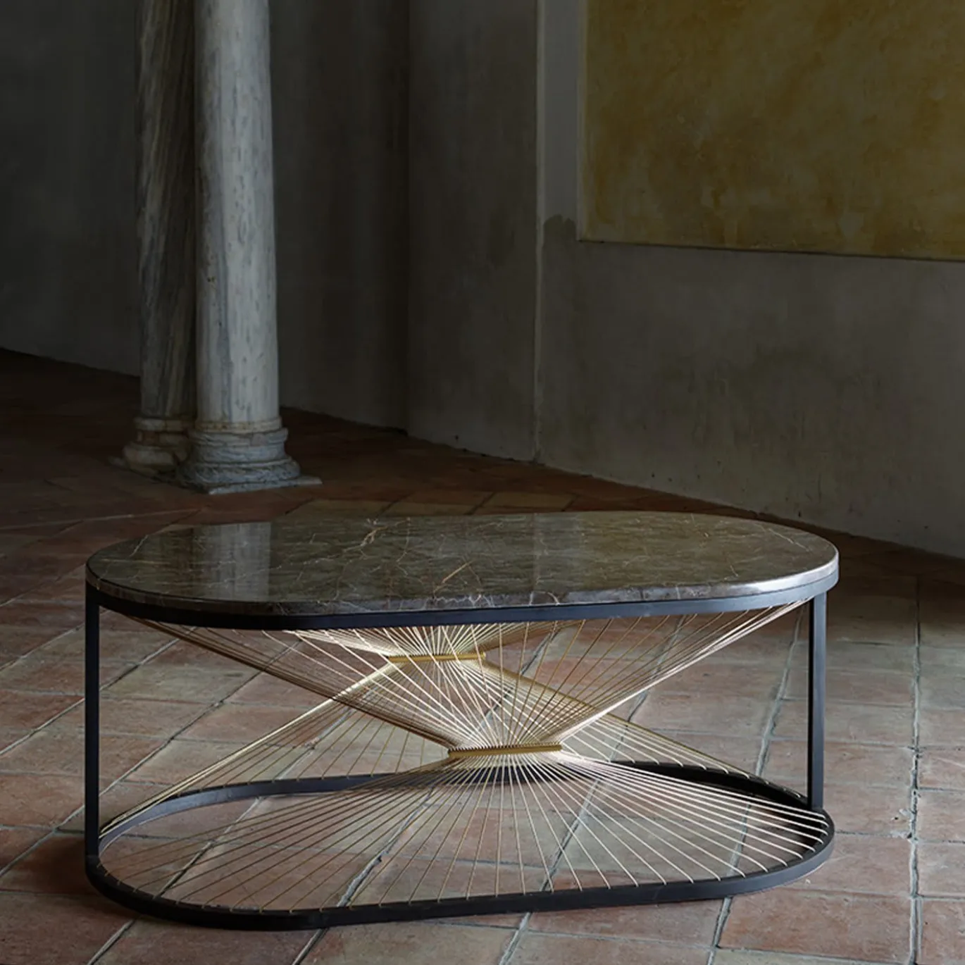 Tavolino Aegis di Ziad Alonaizy