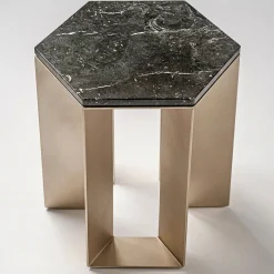 Tavolino Alato in metallo verniciato oro e piano in marmo nero di Antonio Saporito