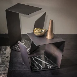Tavolino alto Essential in metallo nero e marmo nero