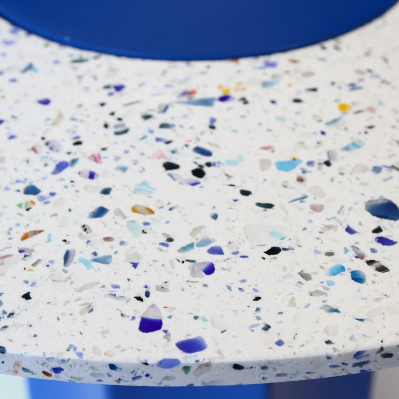 Tavolino alto rotondo Revéro in acciaio blu